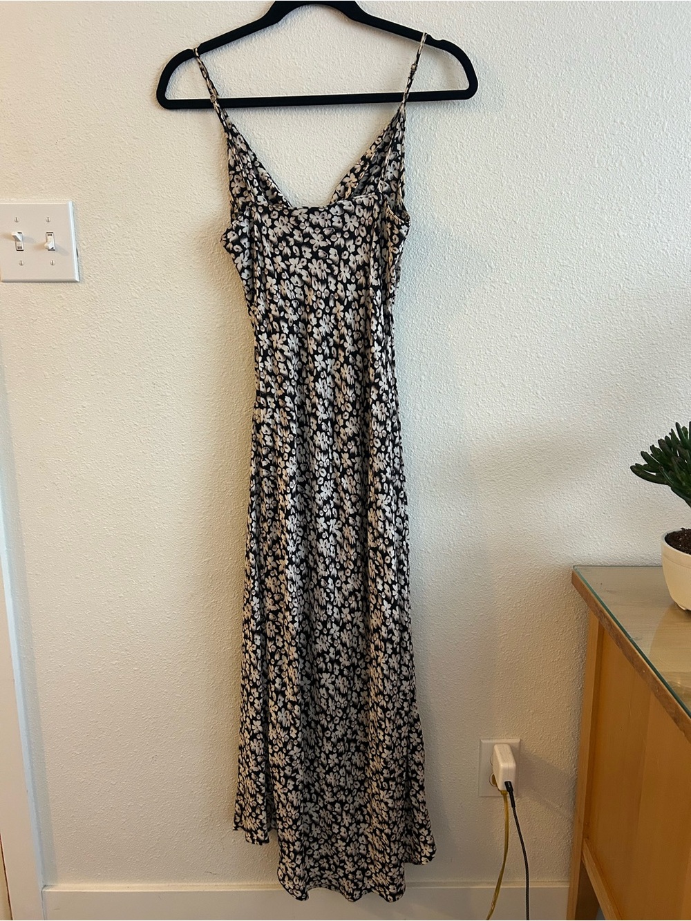 Abercrombie & Fitch Black and White Floral Twist-Front Maxi Dress - Picture 5 of 5